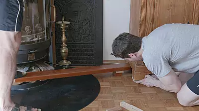Brett wird unter den Schrank geschoben