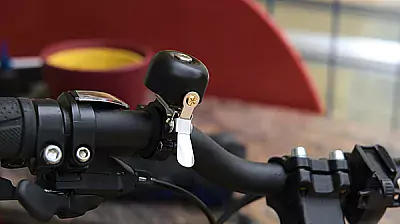 Laute Fahrradklingel am Fahrrad