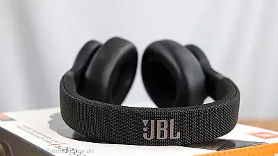 JBL E650 BTNC im Test 1 - Kopfband mit Logo