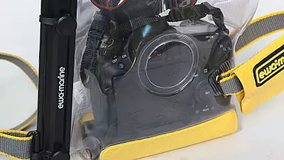 EOS-Kamera im EWA Marine U-AX - Rückseite