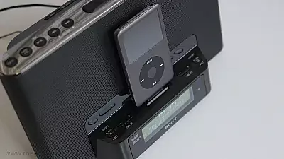 Alter iPod im Radiowecker Dock