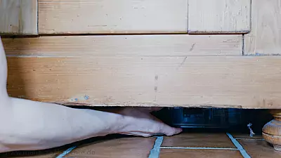 Saugroboter unter einem Schrank verkeilt