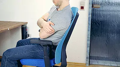 Interstuhl Pure Active - Sitzen Demonstration Rückenlehne