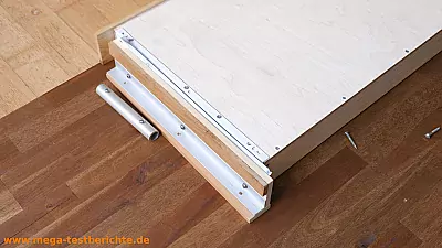 Schublade unter den Tisch montiert