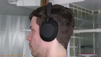 Sony WH-1000XM5 in der Seitenansicht auf einem Kopf