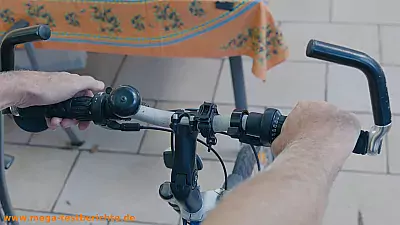 Zwei Fahrradklingeln im Größenvergleich