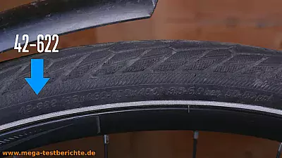 Fahrradschlauch wechseln - Reifen mit Daten