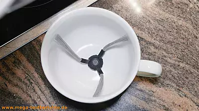 Kaffeetasse mit Saugroboter Bürste