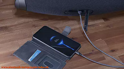 JBL Boombox 3 - Handy lädt auf
