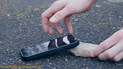 Torras iPhone 14 Hülle - Aufschlag auf einen Stein