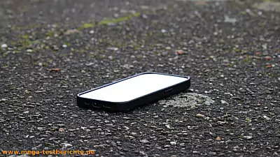 Torras iPhone 14 Hülle - Auf den Straße liegend