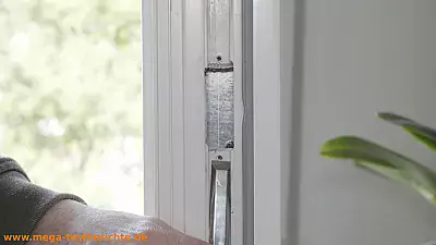 Überstehenden Kunststoff am Fenster entfernen