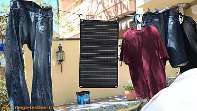 Solar Ladegerät mit Karabinern aufgehängt