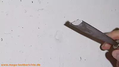 Ausgerissenen Dübel Reparieren - Spachtel mit Spachtelmasse