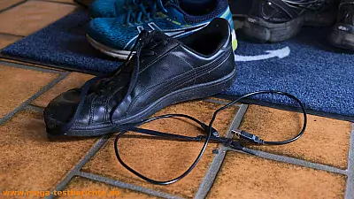 Schuhe und USB-Kabel
