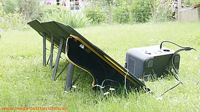 Solarpanel S120 im Garten aufgestellt - Standfüße
