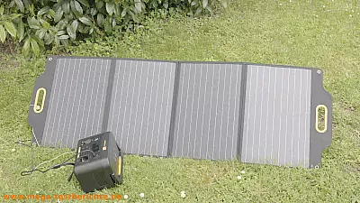 Powerstation mit angeschlossenem Solarpanel