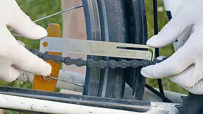 Kettenverschleißlehre im EInsatz