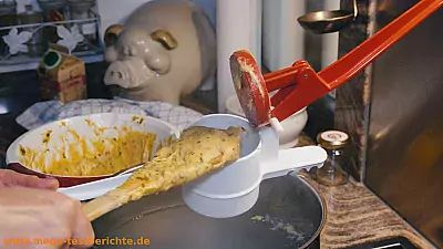 Spätzlepresse befüllen
