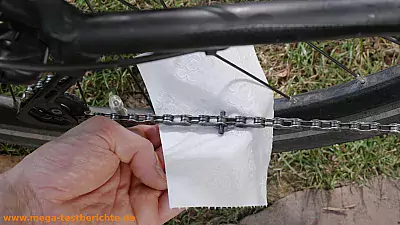 Ein Kettenstift in der Fahrradkette
