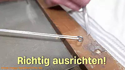 Bild aufhängen - Öse ausrichten