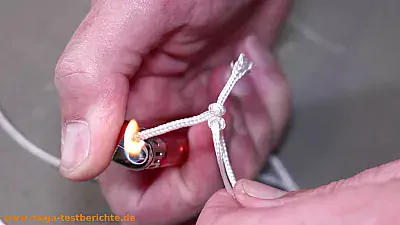 Bild aufhängen - Schnur abflammen
