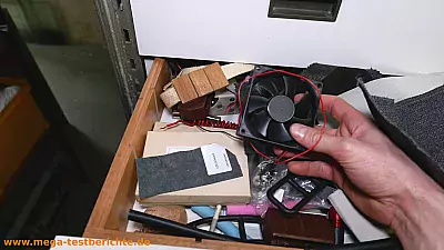 Schublade mit Teilen und PC-Lüfter