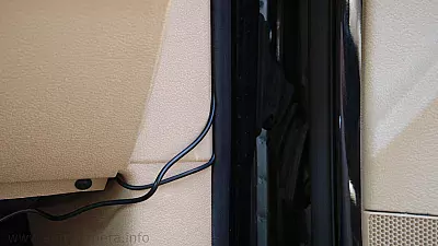 Kabel hinter der Dichtung der Autotüre