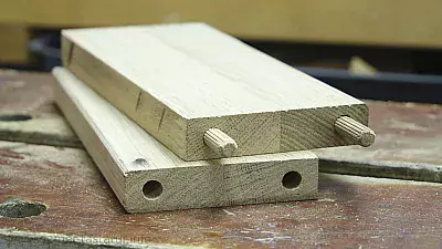 Dübel im Holz