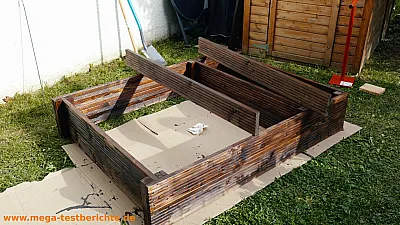 Sandkasten wurde mit Holzlasur gestrichen
