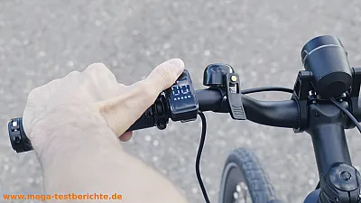 DYU Stroll 1 - Display mit der Hand erreichbar