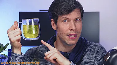 Doppelwandiges Glas mit Tee