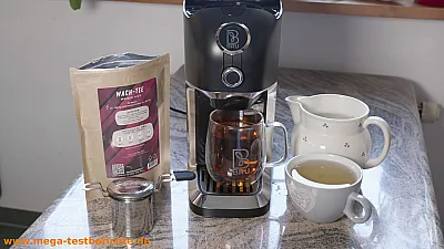 So wird Tee gemacht: fertiger Tee und die Teemaschine
