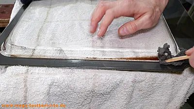 Ofentüre ausbauen - Stahlwolle und ein Stück Holz - Vorher