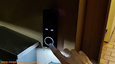 EUFY E340 - Blauer Ring um den Klingelknopf