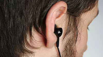 Kopfhörer im Ohr 2