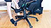 Eliteseats Gaming Stuhl: Sitzfläche wird auf die Gaßfeder gesetzt