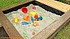 Fertiger Sandkasten mit Spielzeug