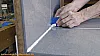 Silikonfuge wird mit dem Abzieher gezogen