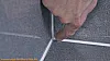 Silikonfuge wird mit dem Finger gezogen