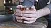 Doppelwandiges Glas wird in der Hand gehalten