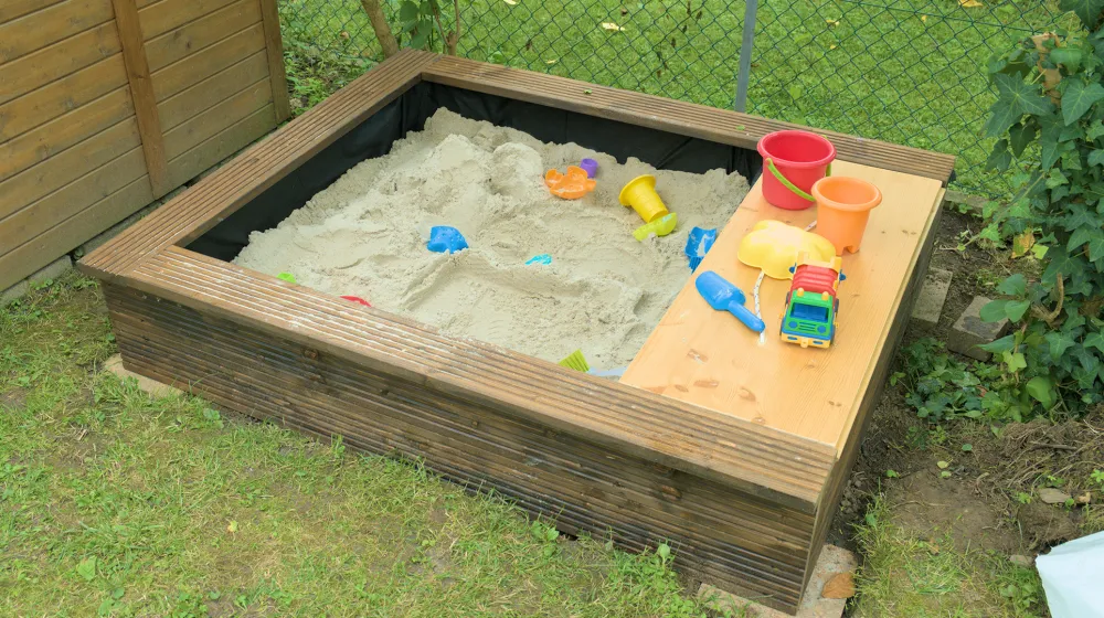 Selbst gebauter Sandkasten im Garten