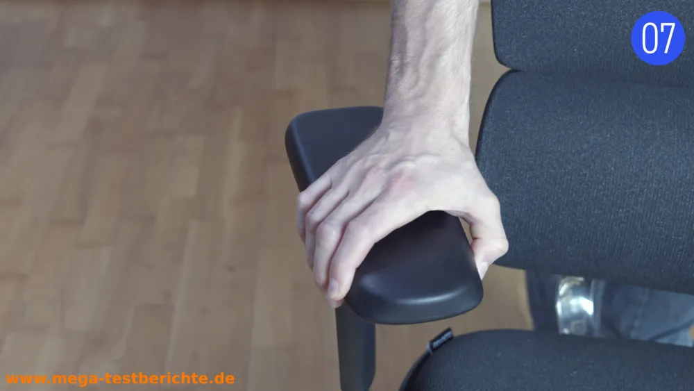 Clouvou MasterSeat - Armlehne wird nach innen rotiert