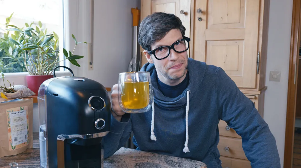Marco testet die BRU Maker ONE - Teemaschine in der Küche