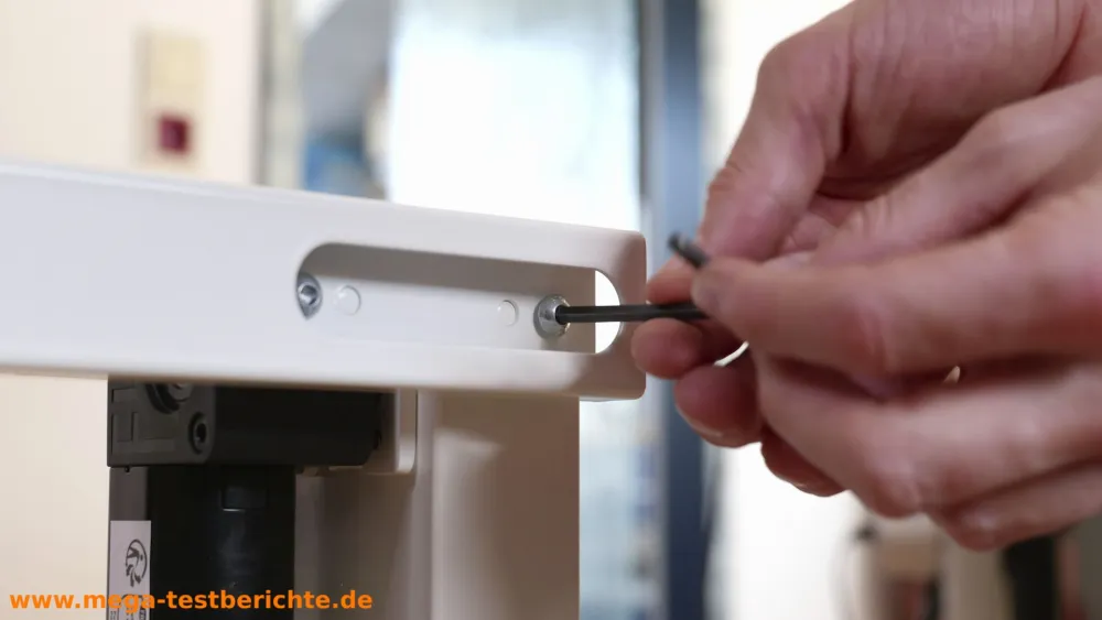 Schraube wird eingeschraubt
