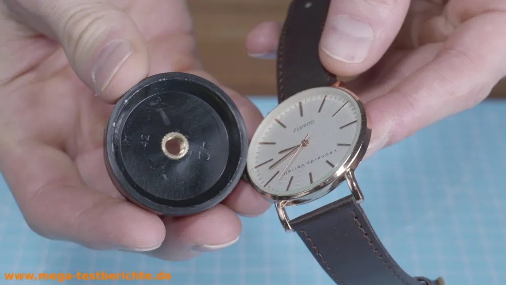Uhrpresse-Einsatz und eine Uhr