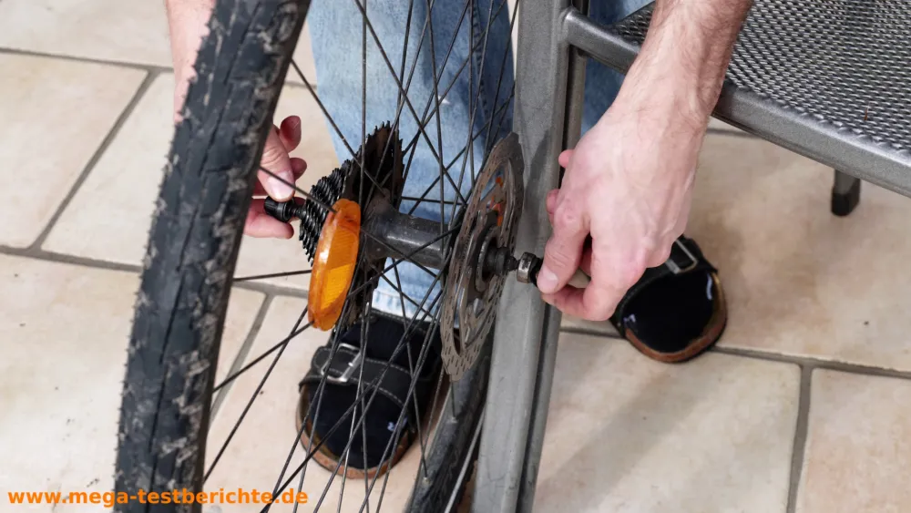Fahrrad Kassette wechseln - Schnellspanner entfernen Fahrrad Kassette wechseln - Schnellspanner entfernen