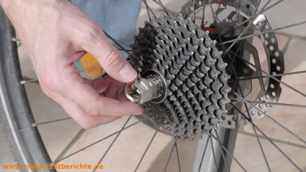 Fahrrad Kassette wechseln - Neue Kassette festschrauben Fahrrad Kassette wechseln - Neue Kassette festschrauben