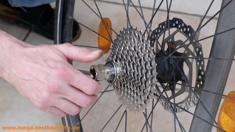 Fahrrad Kassette wechseln - Mit dem Abzieher festschrauben Fahrrad Kassette wechseln - Mit dem Abzieher festschrauben