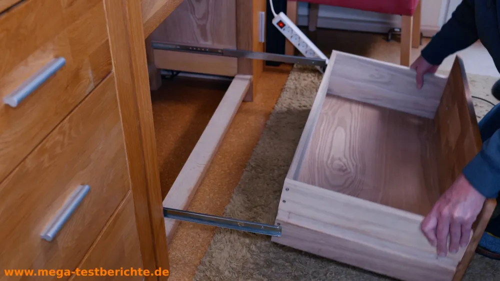 Schubladenschiene - Schublade aus der alten Schiene ziehen